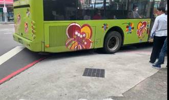 好危險！公車過彎開上碧華國中旁人行道 交通局：改善工程8月中完工