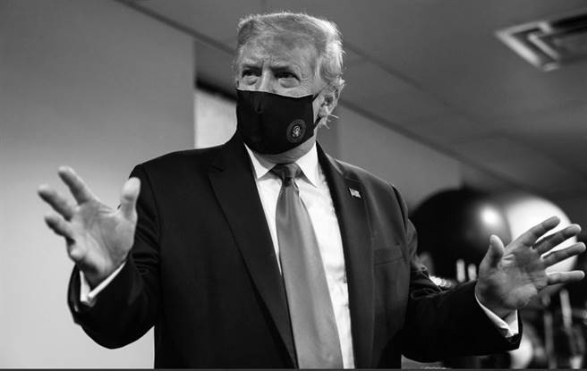 美国总统川普转性了？20日一改死不戴口罩的态度，主动在推特上传戴口罩的照片，更在贴文指出，戴口罩才是爱国的举动，透露自己最爱国，不过消息人士指出，川普突然转性主要是因为民调数字不好看。（图／撷取自川普官方推特）