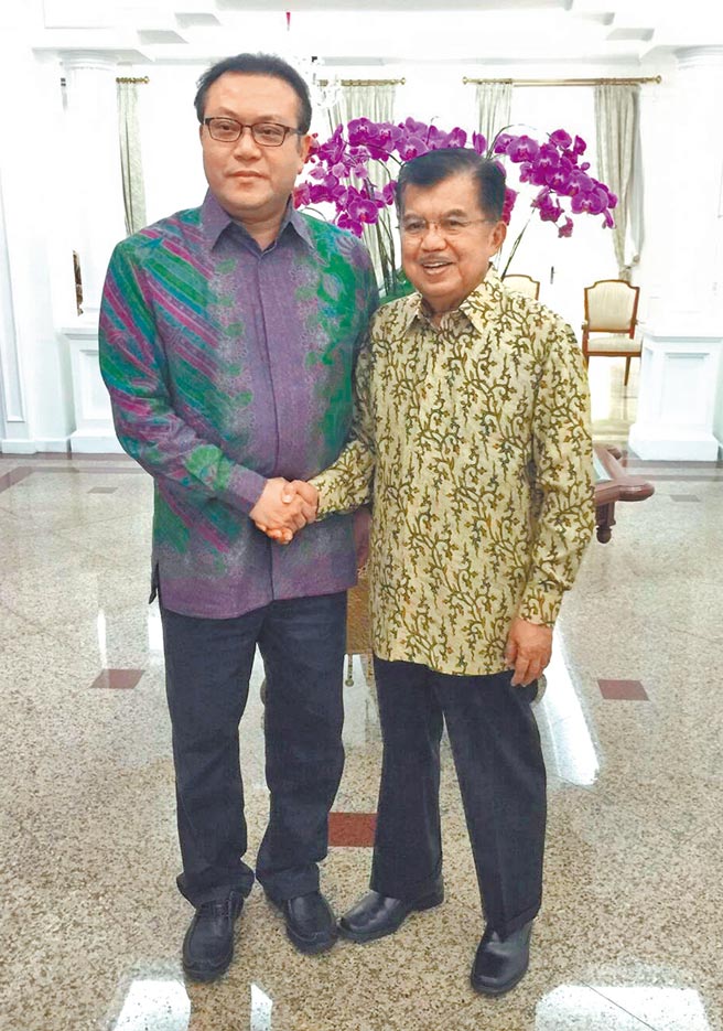 圖為2016年8月蘇震清（左）與印尼副總統卡拉（右）合影。（取自蘇震清臉書）