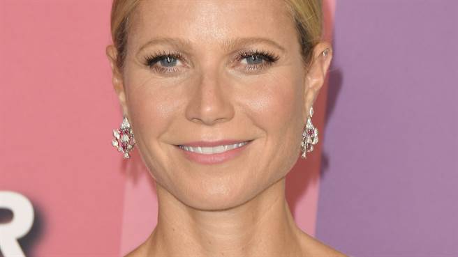 「小辣椒」葛妮丝(Gwyneth Paltrow)16岁女儿Apple Martin低胸吊带衣躺床！下半身没穿泄黑影（图／达志影像）