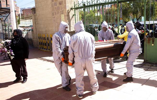 玻利维亚新冠疫情相当严峻，5天内，官员在当地2大城陆续找到420具尸体，当中将近90%的死者，死因可能是感染新冠肺炎。（图／美联社）