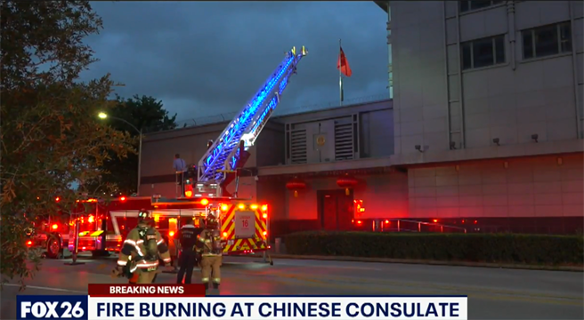 大陸駐美德州休士頓總領事館焚燒文件遭誤報火警，引來大批消防人員預備救火，當地媒體立即連線現場報導。（圖／福斯新聞截圖）