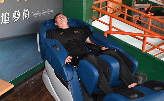 統一獅「餅總」躺在追夢椅，不知可是夢見冠軍？（獅隊提供）