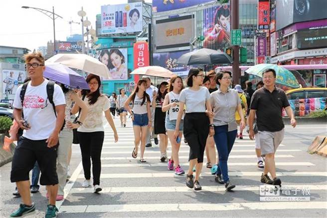 气象局表示，明（3日）天气也相当稳定，仅东半部有零星阵雨。（本报资料照）
