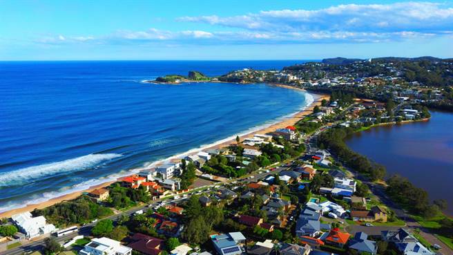 澳洲东部中海岸温贝拉尔海滩（Wamberal Beach）因海岸侵蚀情形严重，位在海景第一排的豪宅逐渐遭海浪吞噬，当局已紧急撤离逾40住户。图为温贝拉尔海滩一景。（资料照／shutterstock）