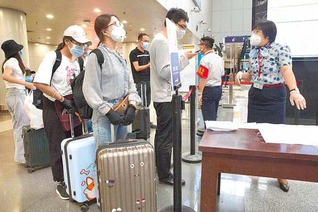 为妥善应对英国变异新冠病毒可能对疫情防控工作带来的影响，大陆28日起暂停运行中英间定期客运航线航班。（美联社）