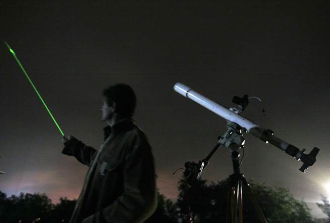 往沼泽里照雷射笔 竟浮出「小头」疯狂扑咬 网惊：有猫？(示意图/美联社资料照片)