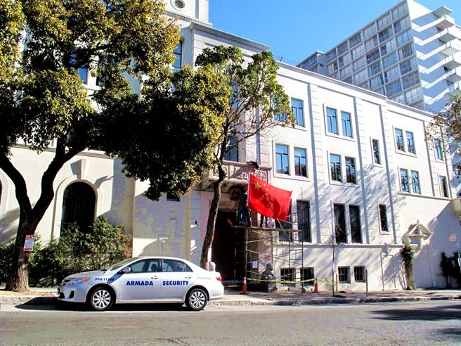 美国与大陆衝突急速升温之际，美国联邦调查局（FBI）近期再指控，大陆驻旧金山总领事馆窝藏一名被美国控告、隐瞒解放军现役军人身分的陆籍研究人员。此外，美国前驻德国大使格瑞尼尔指出，美国应该一次关闭2个大陆领事馆，他建议下一个可以关闭陆驻旧金山总领馆。图为大陆驻旧金山总领馆资料照。（资料照／中新社）