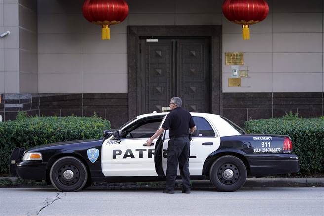 警衛7月22日將巡邏車停在中國大陸駐休士頓總領事館前的畫面。（達志圖庫/TGP）
