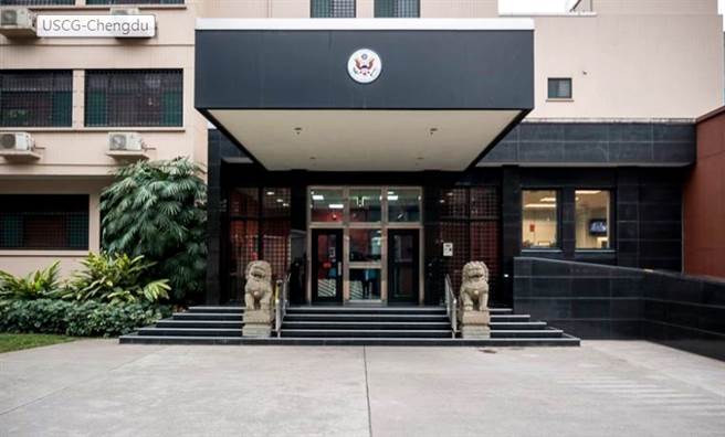 美國21日要求大陸72小時內關閉駐休士頓總領事館，兩國關係急速惡化，有報導先後指大陸考慮關閉美駐武漢總領館作為報復，或是建議關閉駐港澳總領館，不過香港《南華早報》23日引述消息人士指出，北京的目標將是成都總領事館。圖為美國駐成都總領事管。（圖／擷取自美國駐成都總領事館官網）