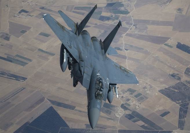 美国空军F-15战机执行战巡任务的资料照。（美国空军）