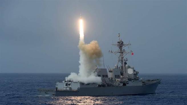 关闭成都领馆影响不小？美学者分析：双方恐爆发武装衝突。图为 美国海军军舰发射飞弹。(图/美国海军)
