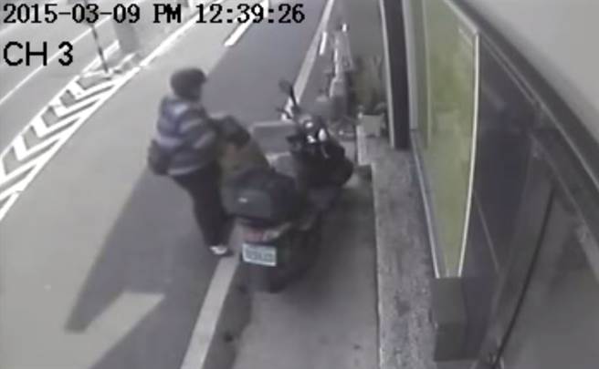 黄嫌事发当日中午试图将装有尸体的黑色塑胶袋抬至机车踏板，犯行全被监视器拍下。(中时资料照)
