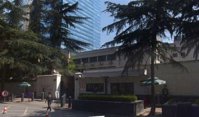 关于美驻成都领事馆最后闭馆期限，陆官媒《环球时报》总编胡锡进表示，按照对等原则，陆方也给美方72小时实施关闭，也就是27日上午10点前，美驻成都领事馆必须关闭。（中时）