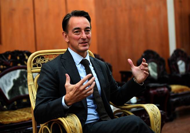 陆宣布撤销美驻成都总领事馆设立和运行许可，并对该总领事馆停止一切业务，让为台湾女婿的美驻成都总领事林杰伟卷入风波。图为美国驻成都总领事馆总领事林杰伟。（中新社）