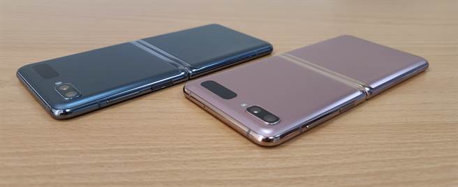 三星Galaxy Z Flip 5G左侧机身照。（黄慧雯摄）

