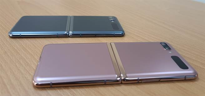 三星Galaxy Z Flip 5G右侧机身照。（黄慧雯摄）
