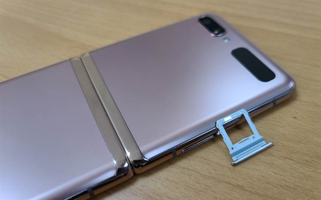 三星Galaxy Z Flip 5G採用单卡设计，但支援eSIM，不过后者要电信商提供开通服务才可使用。（黄慧雯摄）
