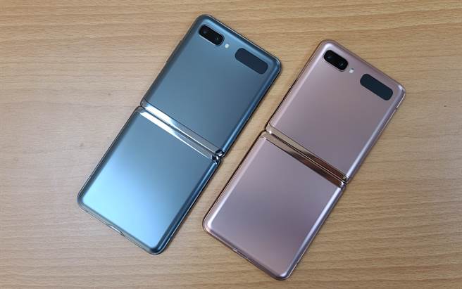三星Galaxy Z Flip 5G机身採用雾面设计，不易沾上指纹。（黄慧雯摄）
