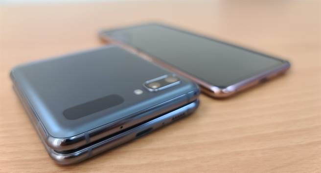 三星Galaxy Z Flip 5G机身底部。（黄慧雯摄）
