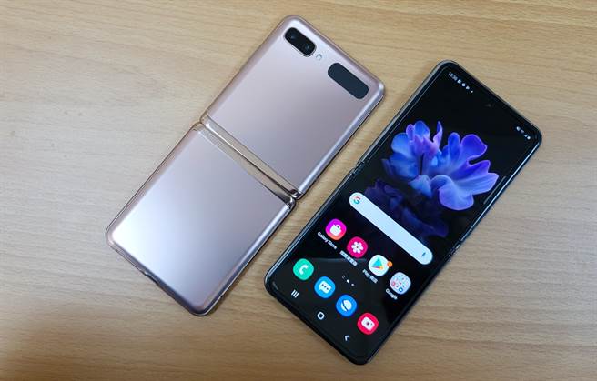 三星Galaxy Z Flip 5G，未折迭状态不一定能轻易分辨出这是折迭手机。（黄慧雯摄）