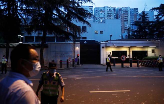 大陸24日要求美方限期關閉成都總領事館，做為對美方要求關閉休士頓總領事館的對等回應措施。圖為24日成都美國總領事館，現場氣氛凝重。（圖／路透）