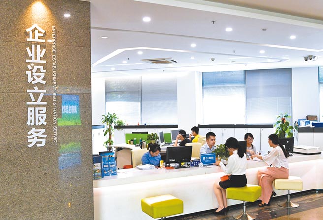 海南生態軟件園區，工作人員在辦理業務。（新華社資料照片）