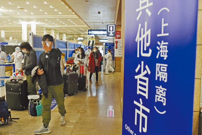 在上海浦東機場的入境人員排隊等待前往集中隔離點，確保封閉式轉送保障。（中新社資料照片）