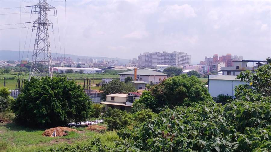 金馬路東側住商繁華，西側上還是農業用地，散落鐵皮屋、雜林和農地，縣府朝向將金馬路和國道東側之間的70公頃農業用地解編，引進住、商發展。（吳敏菁攝）