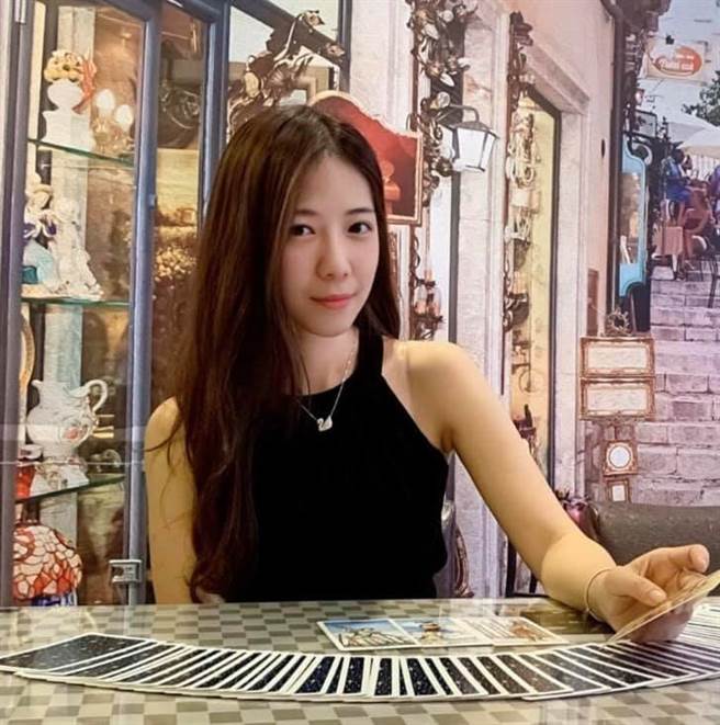 图为清水孟塔罗牌高雄店店长、正妹命理师CoCo老师。(图片翻摄自 CoCo老师星座塔罗占卜FB)