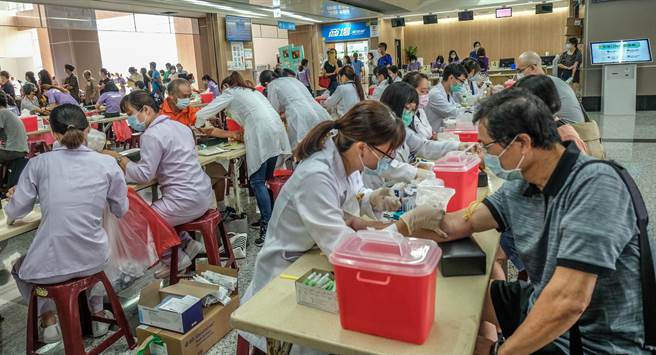 台大新竹生醫分院舉辦免費肝炎篩檢活動，動員200名醫護人員為民眾做「保肝篩檢」。（羅浚濱攝）