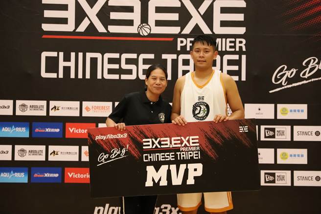 拿下3X3.EXE高雄站MVP的台中梦想家青年队吴彦仑，现场接受义守大学教练谢玉娟颁奖。(3X3.EXE提供)