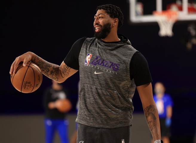 湖人前锋安东尼戴维斯首节就被戳伤眼睛退场，幸好后来看起来并无大碍。(取自湖人官推)