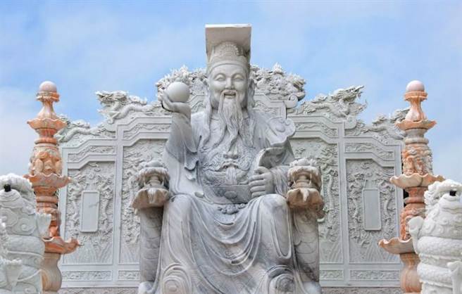 明天是玉皇大帝成道之日，传说当天会大开天门，若到庙里祭拜天公，就可补年中运。(达志影像/shutterstock)