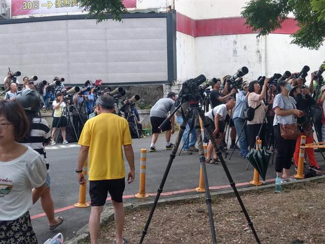 没想到隔一来发现场被摄影爱好者挤得水泄不通。全都架设「大炮」摄影机在树下拍摄。(图/原PO授权提供)