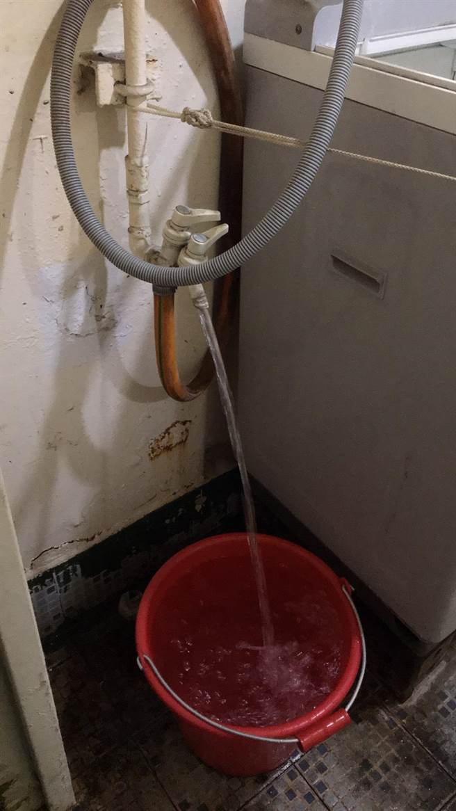 台中港務公司派員協助北斗星加裝抽水泵，恢復船舶儲水、供水。（民眾提供／王文吉台中傳真）