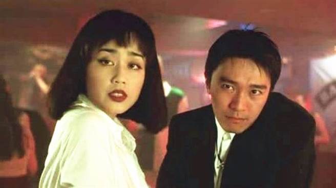 星女郎遭淫乱大亨爆性史「胸大无脑」流出喇舌私密照 为富商生2子没名分。（电影截图）