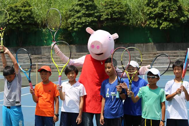 前男網選手陳迪（中）穿上卡通人物「佩佩豬」戲偶裝，陪小朋友打網球。（陳迪提供）