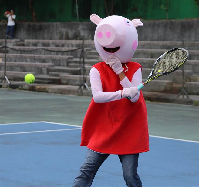 「佩佩豬」打網球！原來是前男網好手陳迪，透過戲偶裝讓小選手更加投入網球運動。（陳迪提供）