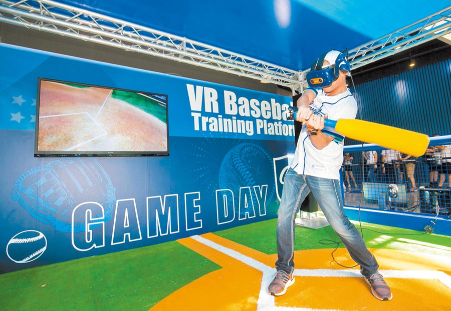 新莊球場準備有VR棒球遊戲，供球迷體驗高科技應用，台灣大總經理林之晨也親自體驗。（台灣大提供）