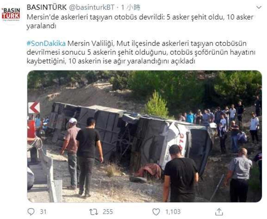 土耳其一輛載兵巴士今（27日）翻覆，造成6人死亡、10人重傷的慘劇。（圖／Twitter）