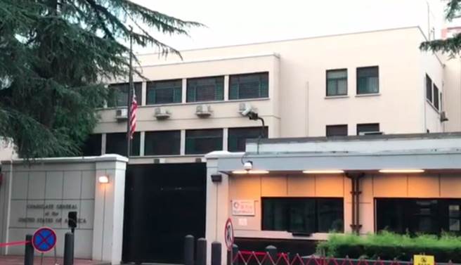 大陆限期美国72小时内关闭驻成都总领事馆，27日清晨6时18分，陆媒拍到成都总领馆降下美国国旗。（图／撷取自中国环球电视网官方推特）