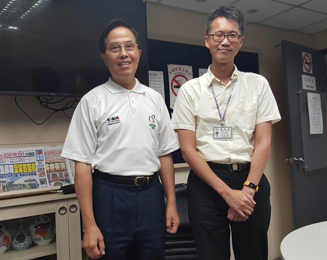 体育署副署长王水文（左）和教育部资科司网路及资通安全科科长裴善成（右）说明动滋券抽籤。（陈筱琳摄）