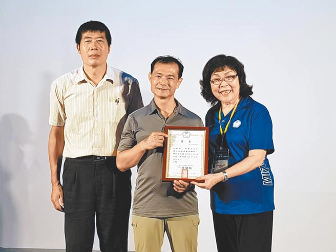 残障运动总会会长穆闽珠（右）邀请李青忠（中）担任特别顾问。（陈筱琳摄）