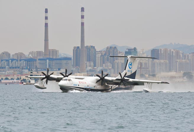 7月26日，大陸國產大型水陸兩棲飛機「鯤龍」AG600，在山東青島團島附近海域成功進行海上首飛。（新華社）