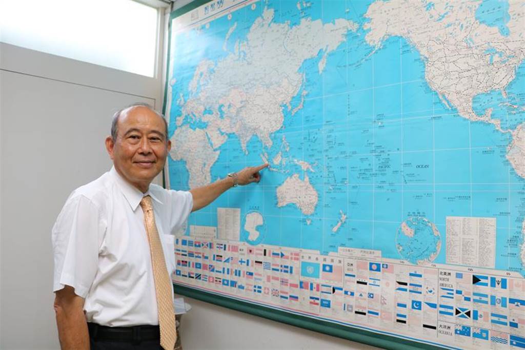 台中世貿中心總經理陳弘岳，以世界地圖位置，說明該中心今年下半年帶團赴海外參展的最新行程。（圖／劉朱松）
