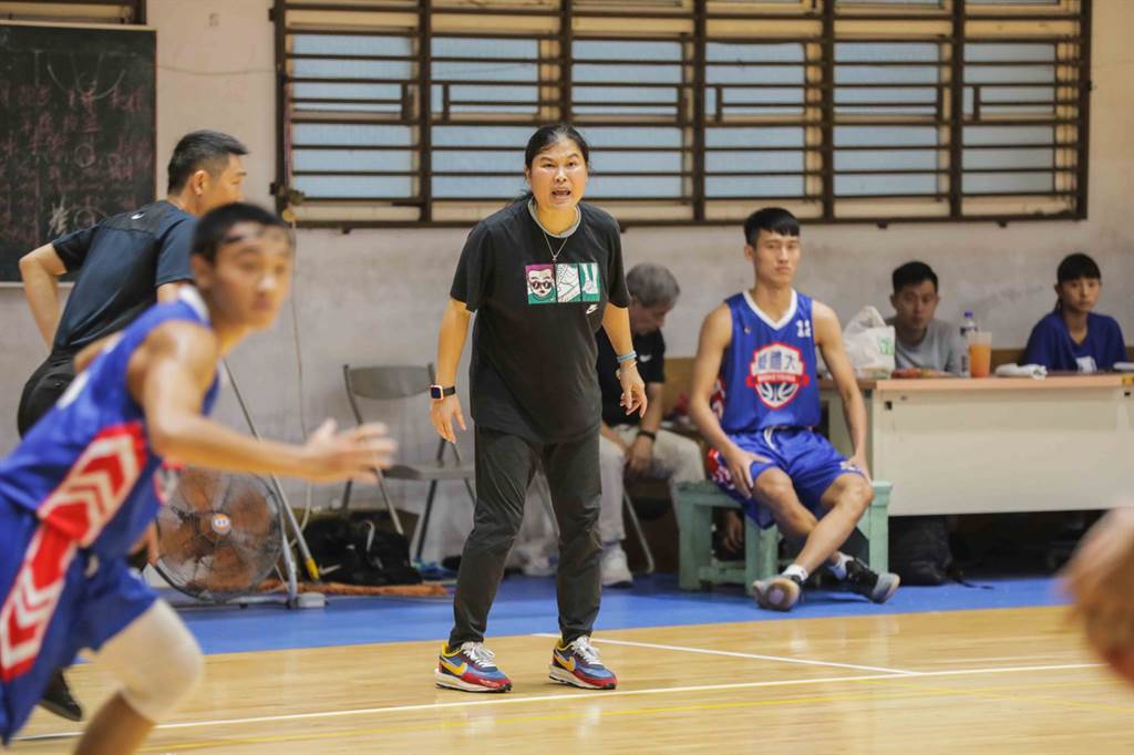 被球員暱稱「田媽」的女教練田本玉（中），是台灣體大男籃隊新任總教練。（王輝盃大會提供）