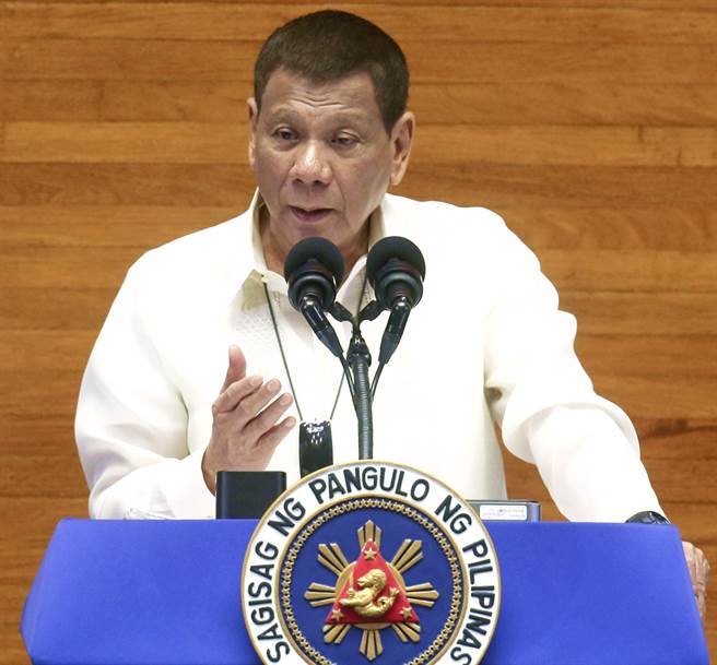 菲律宾总统杜特蒂27日在国情咨文演说中坦承，目前菲律宾没有能力在南海对抗大陆的进逼，同时菲国在应对新冠肺炎疫情，还需仰赖大陆的协助，他已经亲自向大陆国家主席习近平寻求协助提供疫苗。（图／美联社）