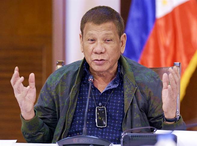 菲律宾总统杜特蒂（Rodrigo Duterte）27日在国情咨文演说中排除了让美国重返菲律宾驻军的可能性，他担忧若让美军驻扎，未来基地恐成核武战争目标，届时恐造成菲律宾人「灭绝」。（资料照／美联社、菲律宾总统府马拉坎南宫）