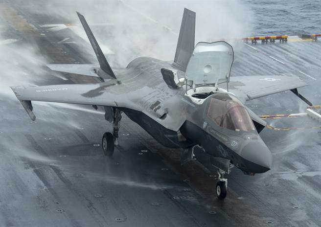 1架F-35B战机准备从两栖突击舰「美利坚」号（USS America，LHA 6）上起飞的画面。（美国海军）